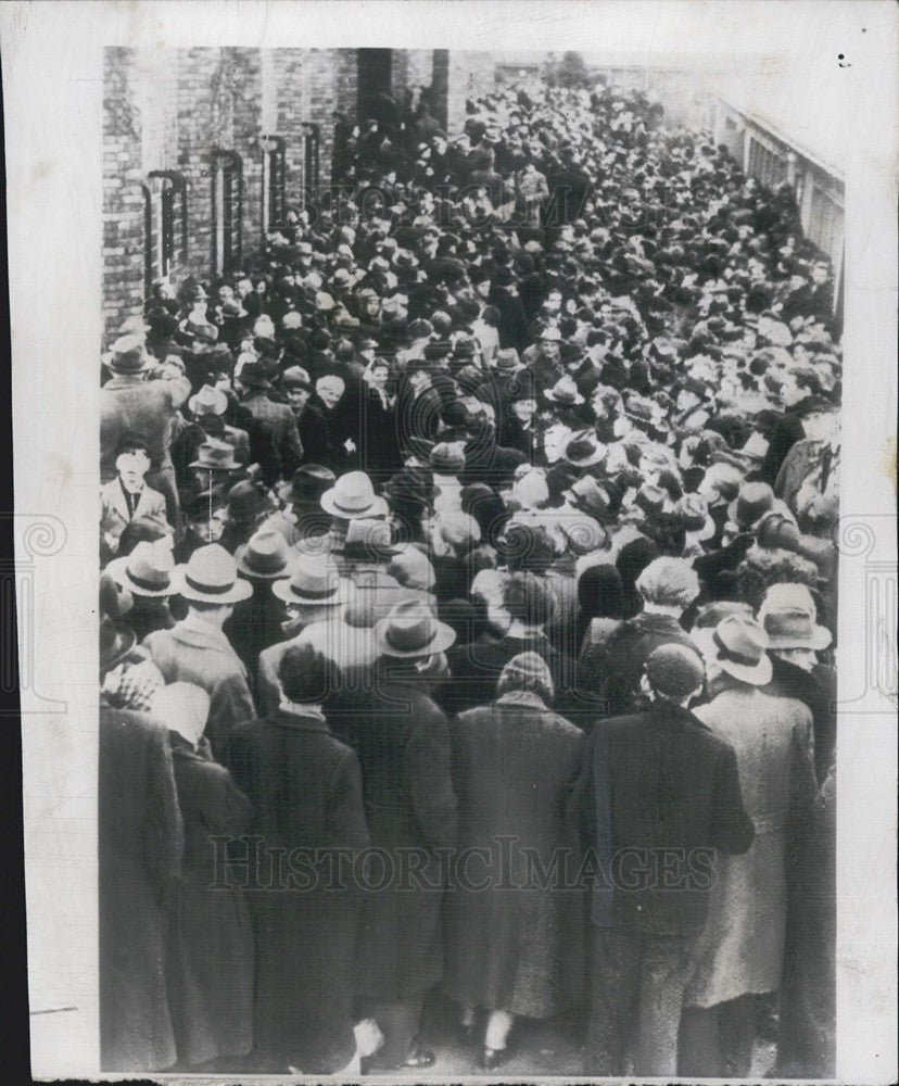 1953 Press Photo Scene West Berlin Refugee Headquarters Post War Germany - Historic Images