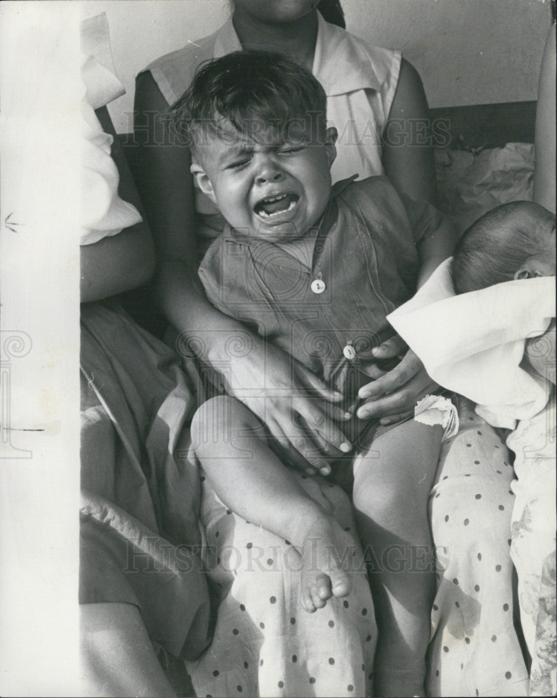 1962 Press Photo Honduras, child crying, sick after the May rains. - Historic Images