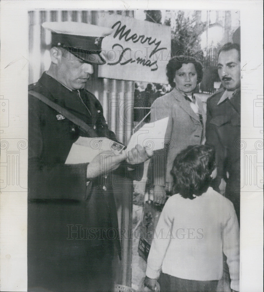 1960 Press Photo Policeman Israeli Section Jerusalem Holy Land Christmas Visit - Historic Images