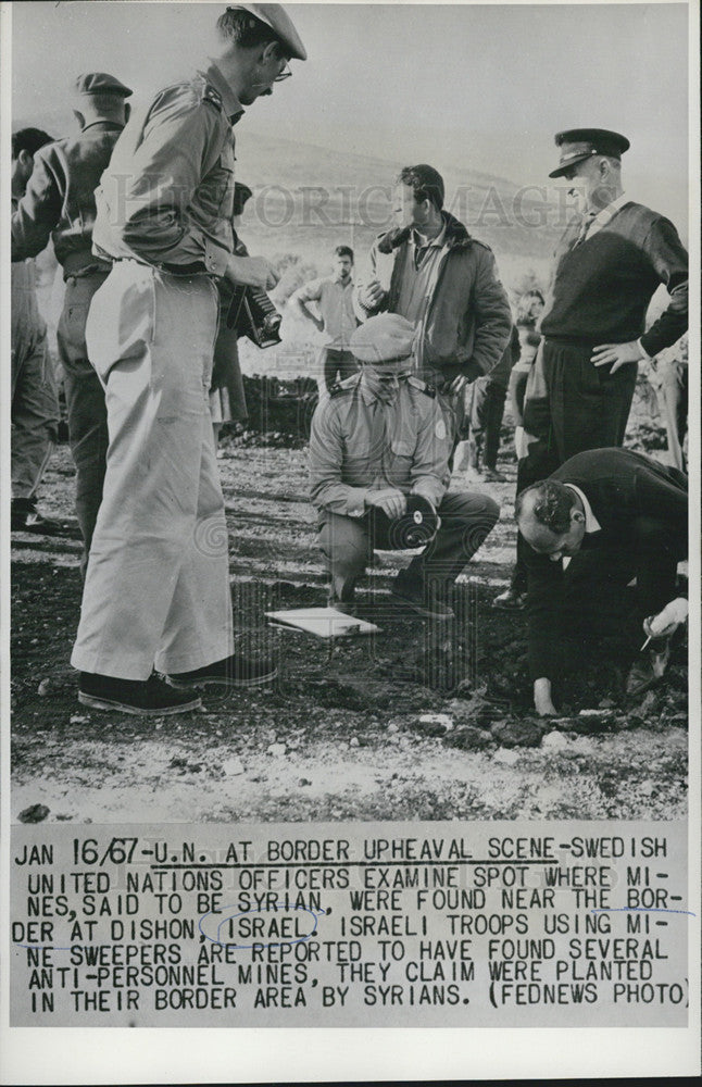 1967 Press Photo United Nations officers at Israel, Syrian border. - Historic Images