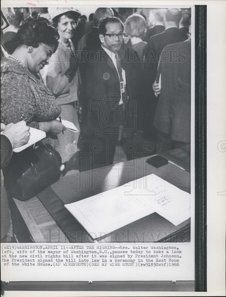 1968 Press Photo Mrs. Walter Washington Wife Mayor Civil Rights Bill Ceremony - Historic Images