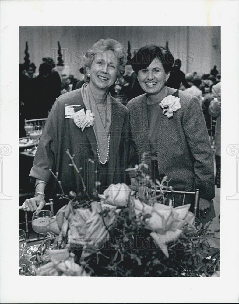 1992 Press Photo Mary Kay Eyerman &amp; Diane Dean, Marshall Field&#39;s fashion show. - Historic Images