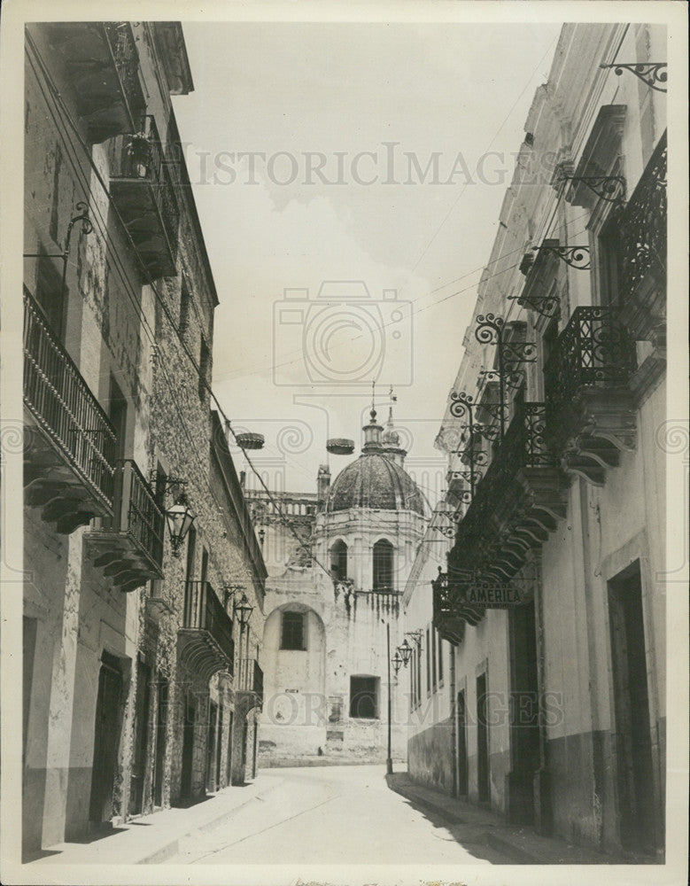 1965 Press Photo Guanajuato narrow streets Mexico iron balconies tiny plazas - Historic Images