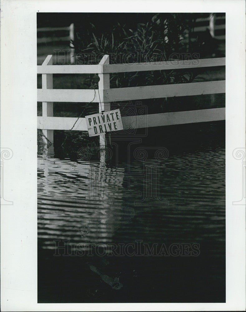 1984 Press Photo Flooded Driveway Pine Island Florida - Historic Images