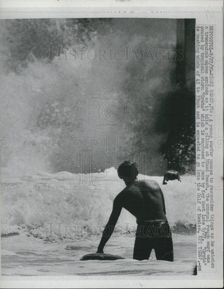 1970 Press Photo young surfer tremendous waves Miami Beach tropical storm - Historic Images