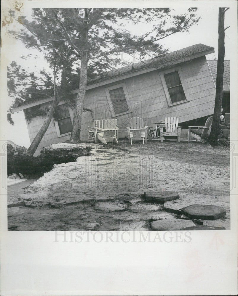 1967 Press Photo A house is relocated after the ground below separates - Historic Images