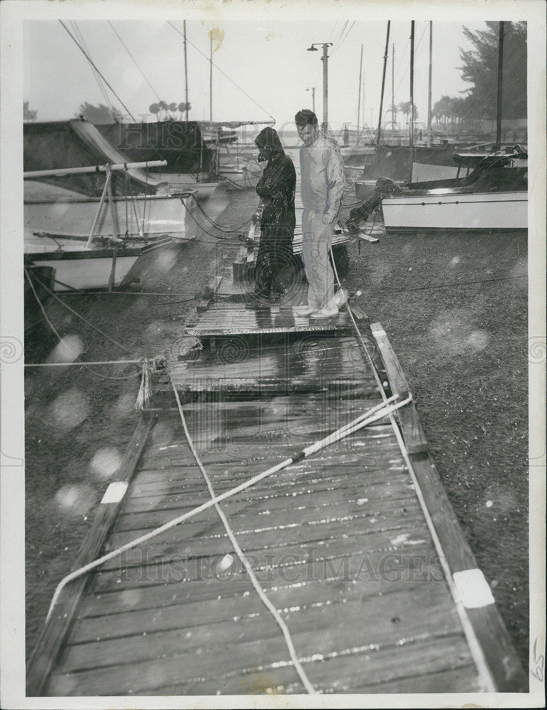 1953 Press Photo Commodore Siegle Surveys Damage at Sunshine City Boat Club - Historic Images