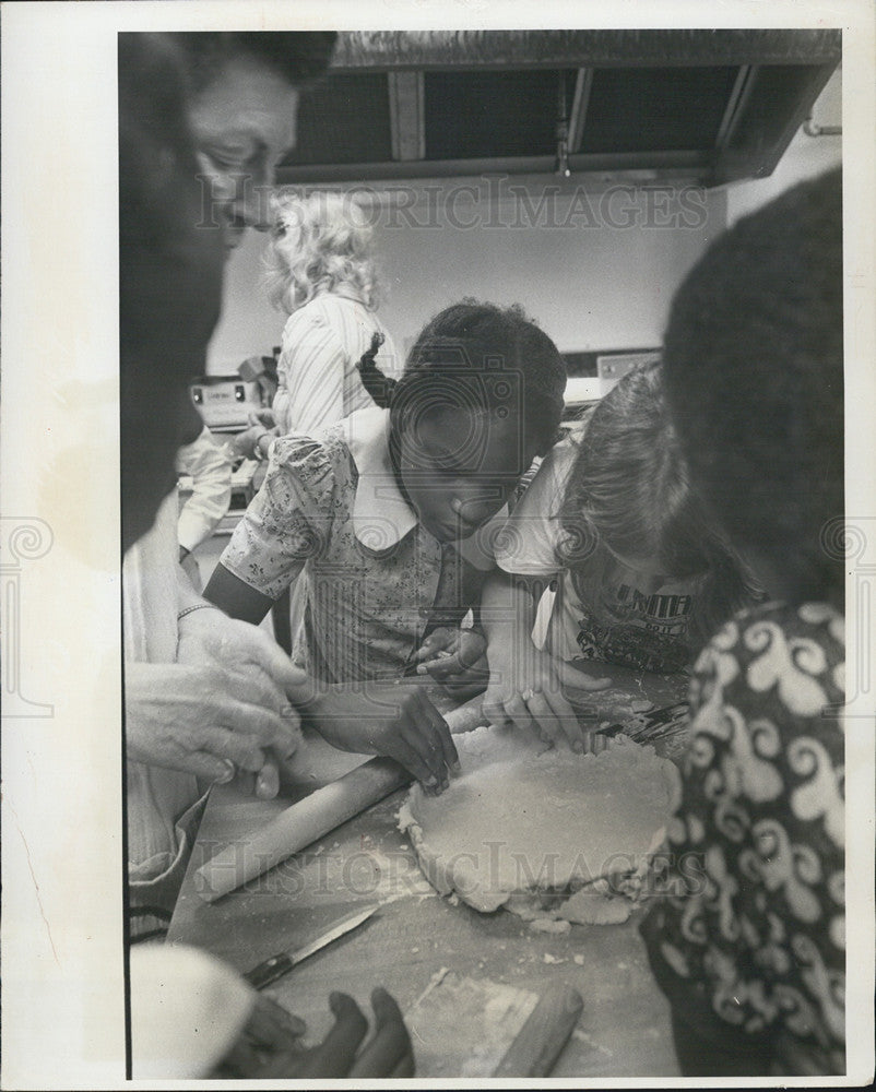 1976 Press Photo Cheryl Thomas&#39;s Class Making Pastry at 10th St Middle School - Historic Images