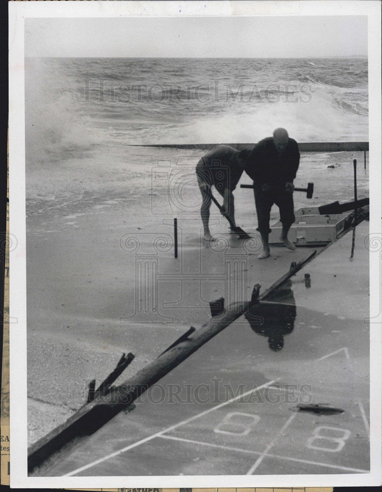 1955 Press Photo Sunset Beach Residents Examine Sea Wall Damage Gulf Storm - Historic Images