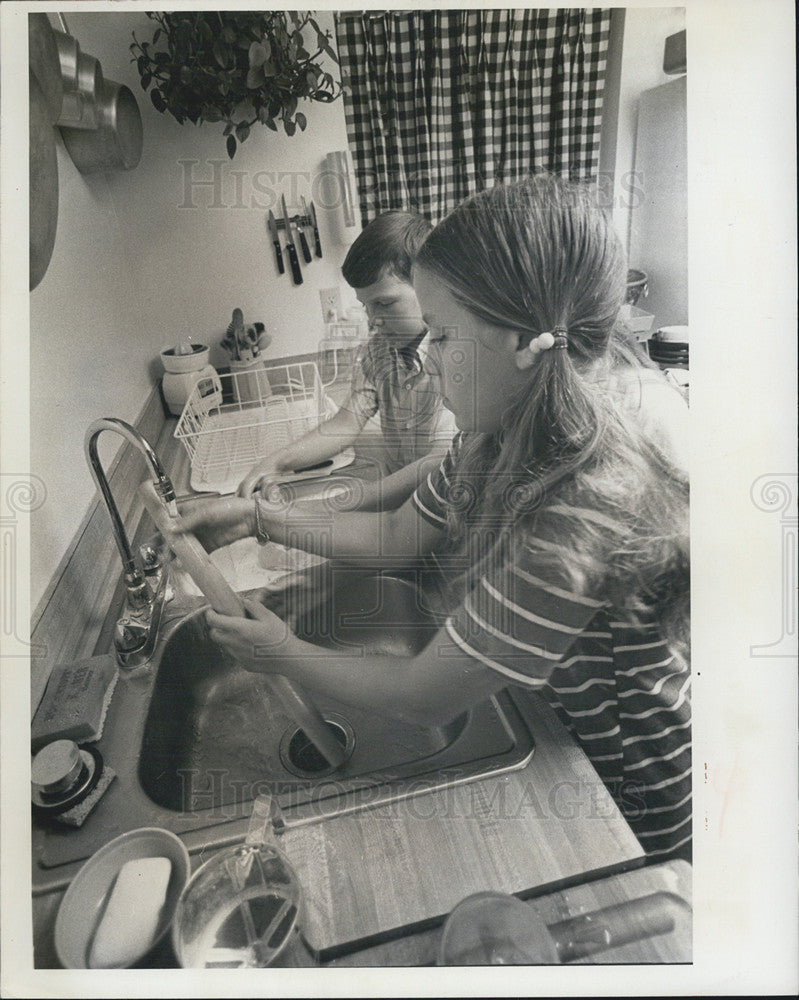 1976 Press Photo Learning to cook all types of food at the Stockpot School of Co - Historic Images