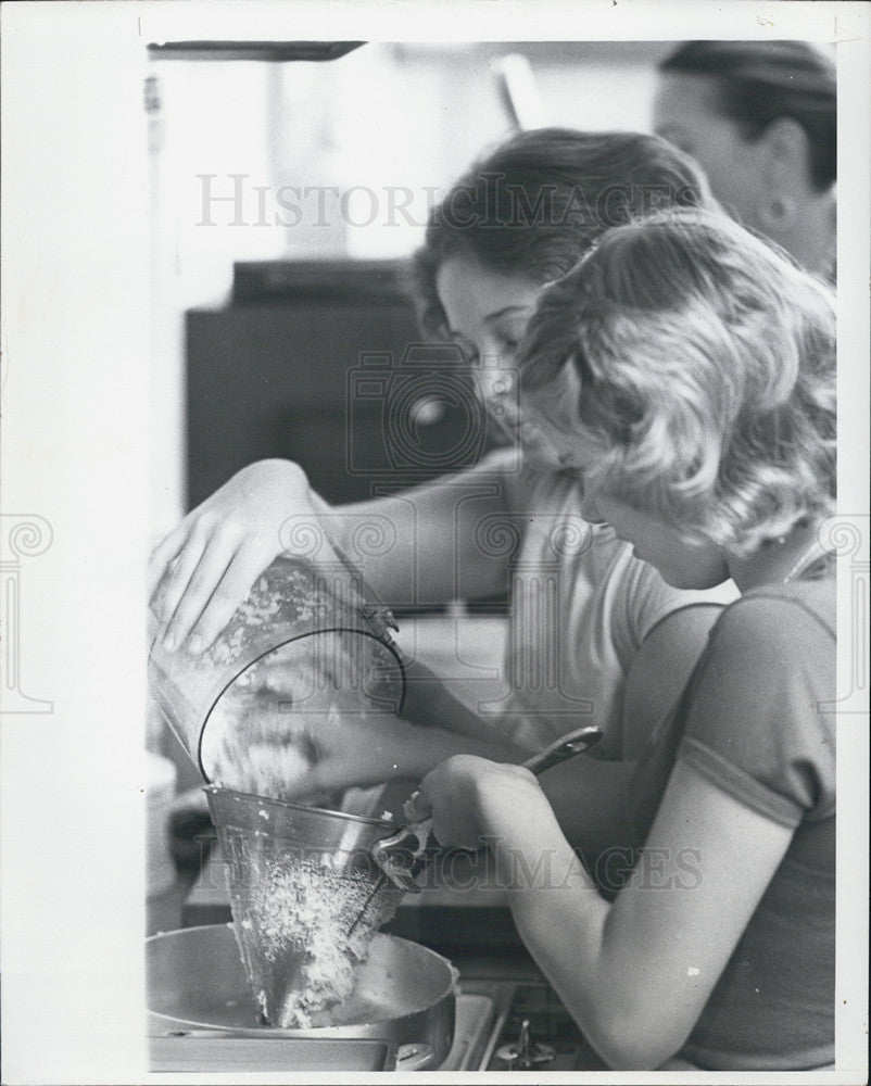 Press Photo Straining at the Stockpot School of Cooking - Historic Images