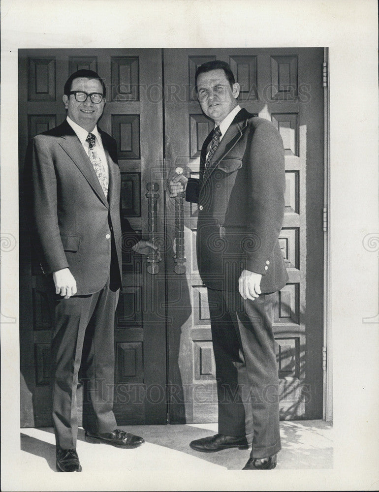 1973 Press Photo Kennedy &amp; Jones at Stock Exchange DuPont - Historic Images