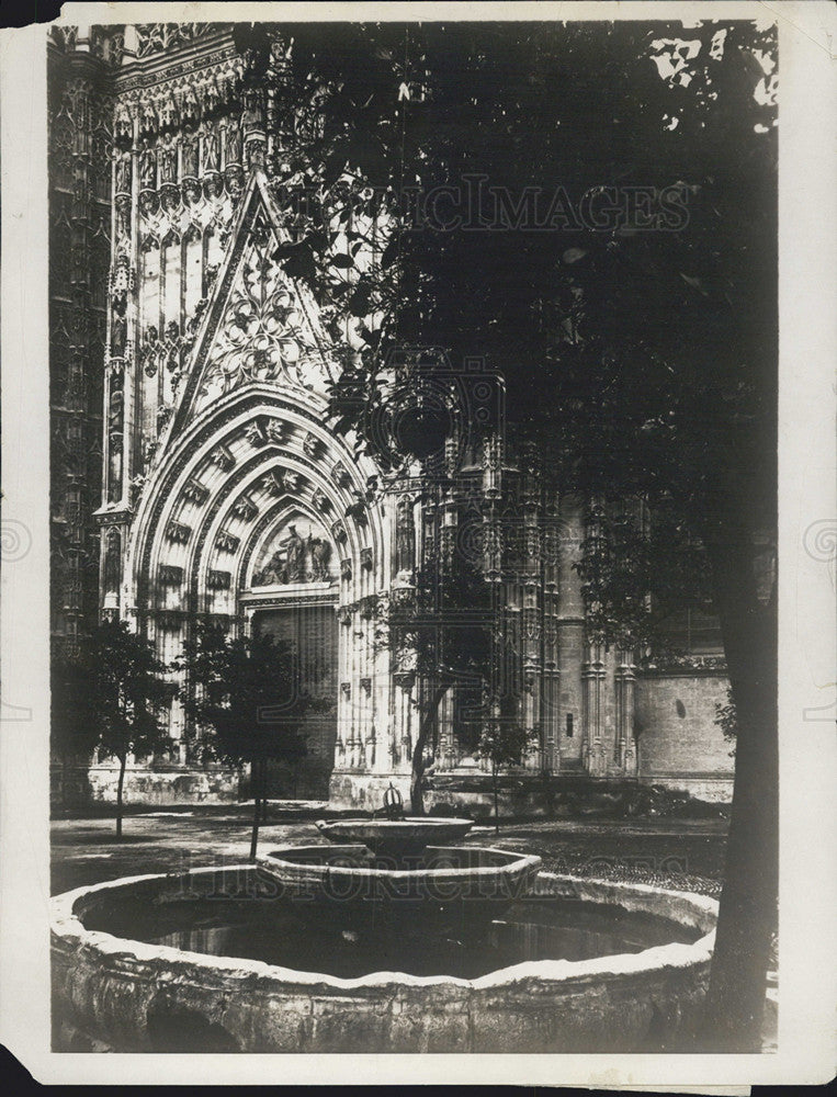 1929 Press Photo oranges and stained windows Cathedral of Seville in Spain - Historic Images