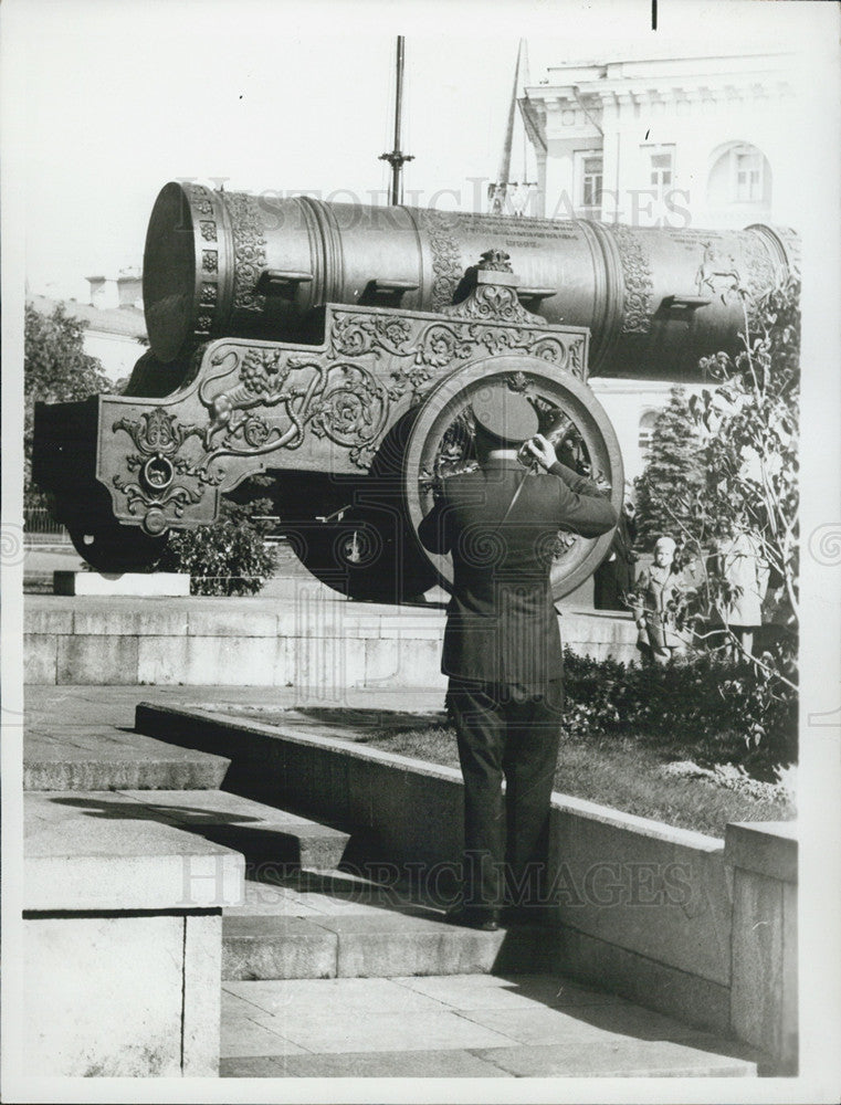 1963 Press Photo The Kremlin Soviet Officer Photographs &quot;Czar&#39;s Cannon&quot; - Historic Images