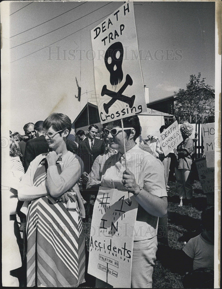 1968 Press Photo Protesting Mothers in Arlington Heights - Historic Images