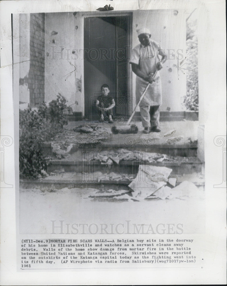 1961 Press Photo Belgian Boy in doorway of his home in Elisabethville Maid clean - Historic Images