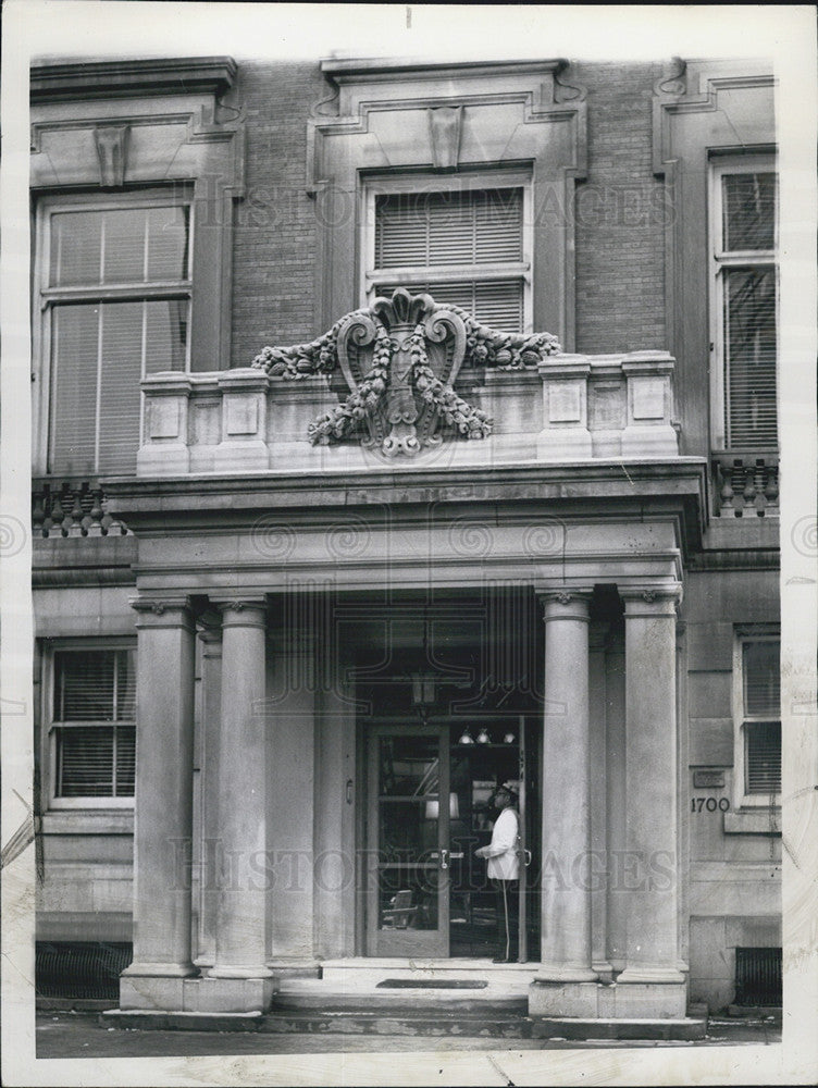 1962 Press Photo The Metropolitan Club, &quot;Negroes still cannot enter.&quot; - Historic Images