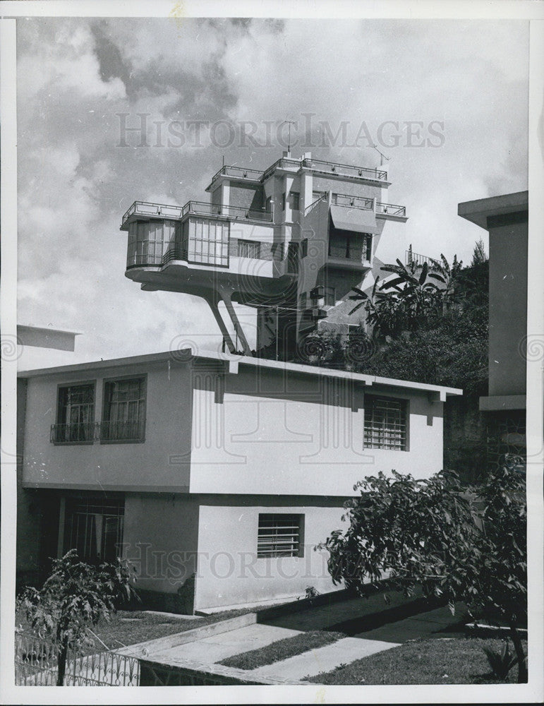 1956 Press Photo House in Caracas, with big balcony and no yard. - Historic Images