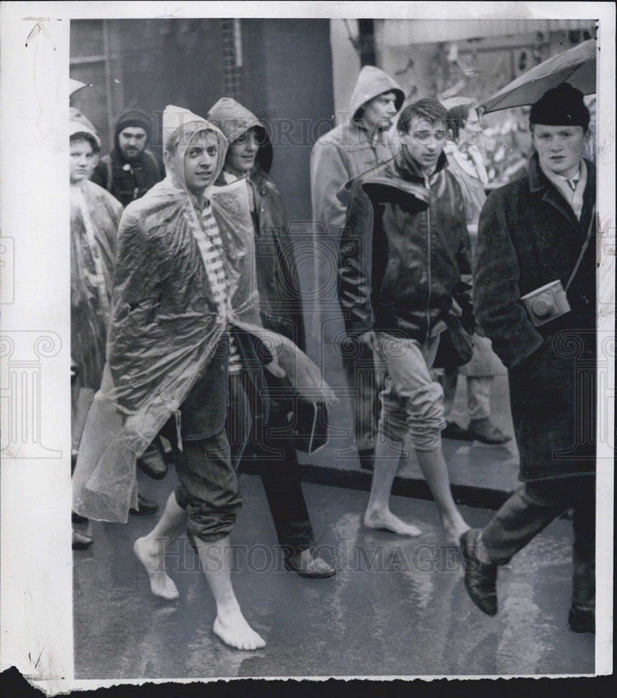 1961 Press Photo Youths march in Trafalgar Square, opposed to nuclear weapons. - Historic Images