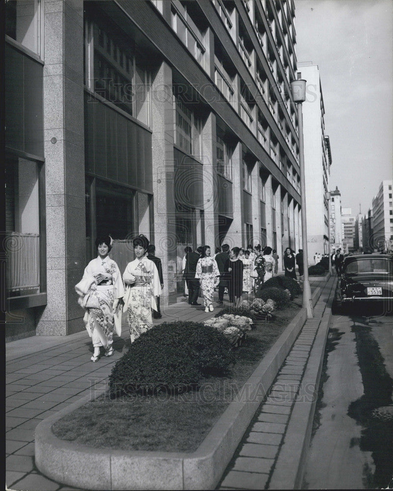 Press Photo Japanese women in Kimono&#39;s, wear their kimono&#39;s to work. - Historic Images