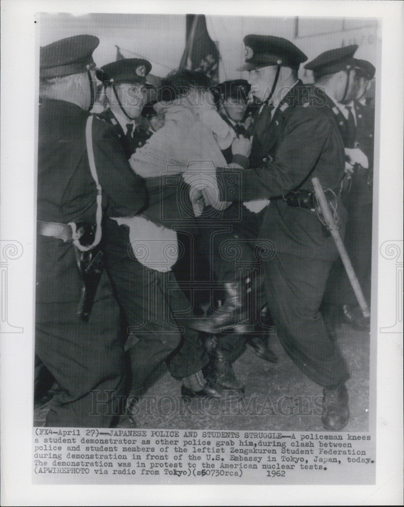 1962 Press Photo Policeman Knees Student Demonstrator Zengakuren Federation - Historic Images