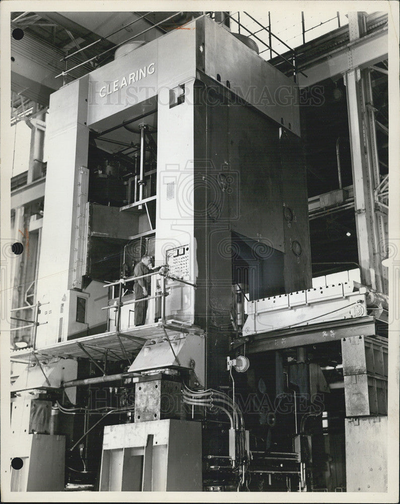 1960 Press Photo Isuzu Motor Co. Ltd., to receive a forming press for Japan firm - Historic Images