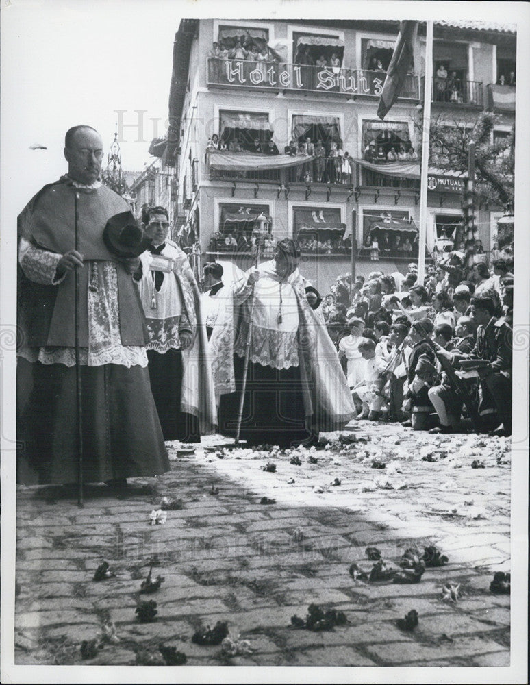 1957 Press Photo Priests Walk In The Traditional Roman Catholic Procession - Historic Images