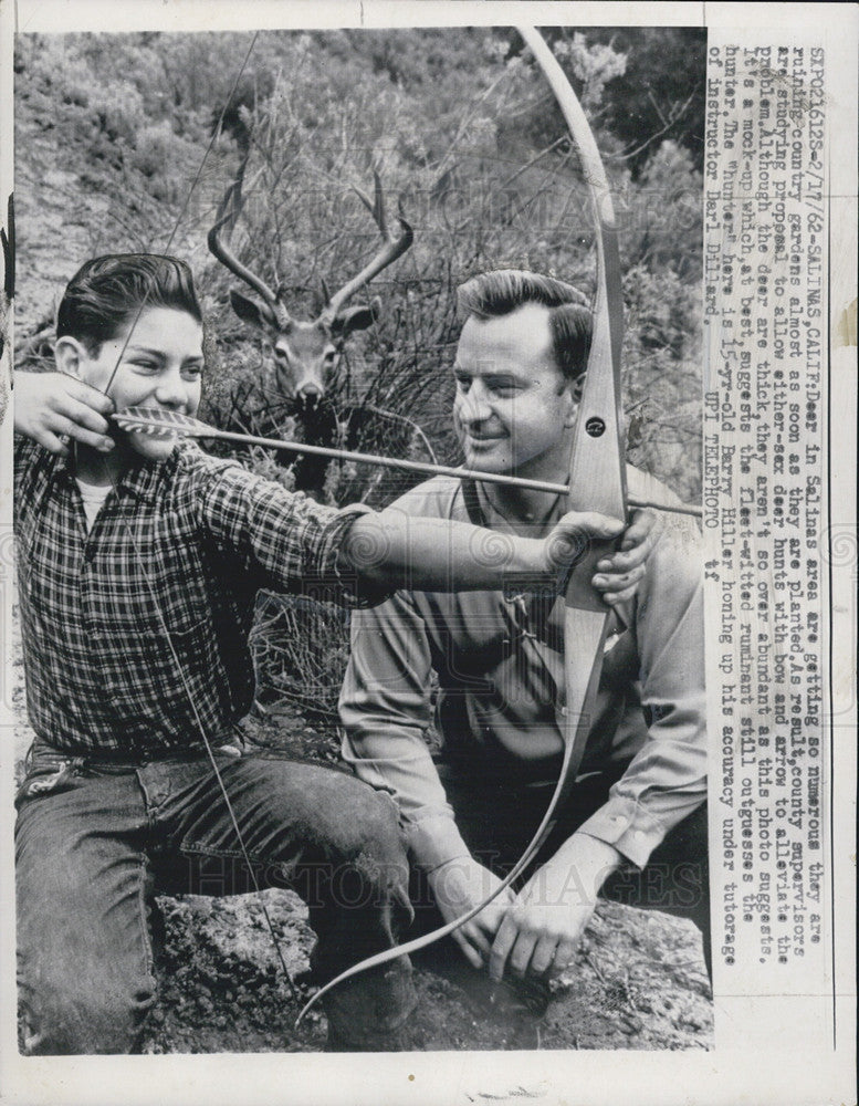 1962 Press Photo Deer Salinas CA Nuisance Barry Hiller Bow Lesson Darl Dillard - Historic Images