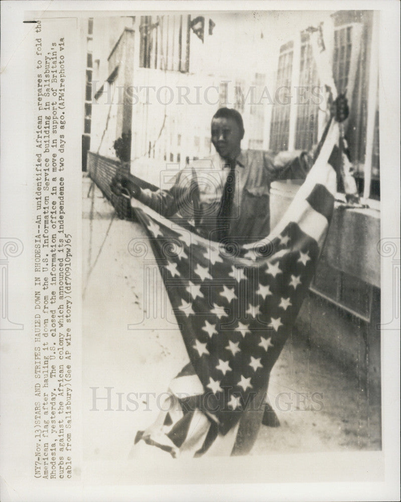 1965 Press Photo The American flag is taken down in Rhodesia after supporting - Historic Images