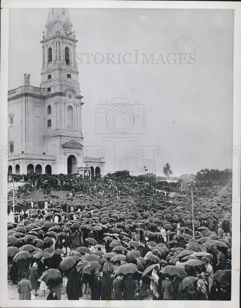 1953 Press Photo Pilgrims Gather At Marian Shrine In Lisbon - Historic Images