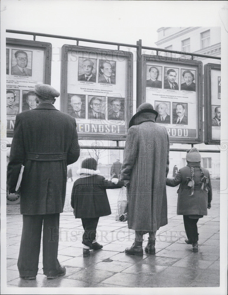 1957 Press Photo People looking at electoral notices in Trzech Krzyzy Square. - Historic Images