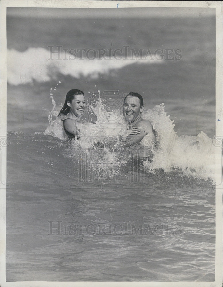 1964 Press Photo Florida tourism, people in the Ocean. - Historic Images