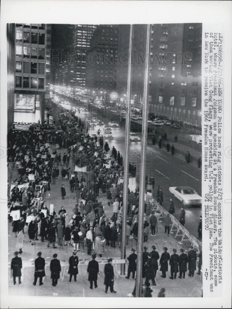 1966 Press Photo Police&amp; Pickets at Waldorf Astoria, where President Johnson was - Historic Images