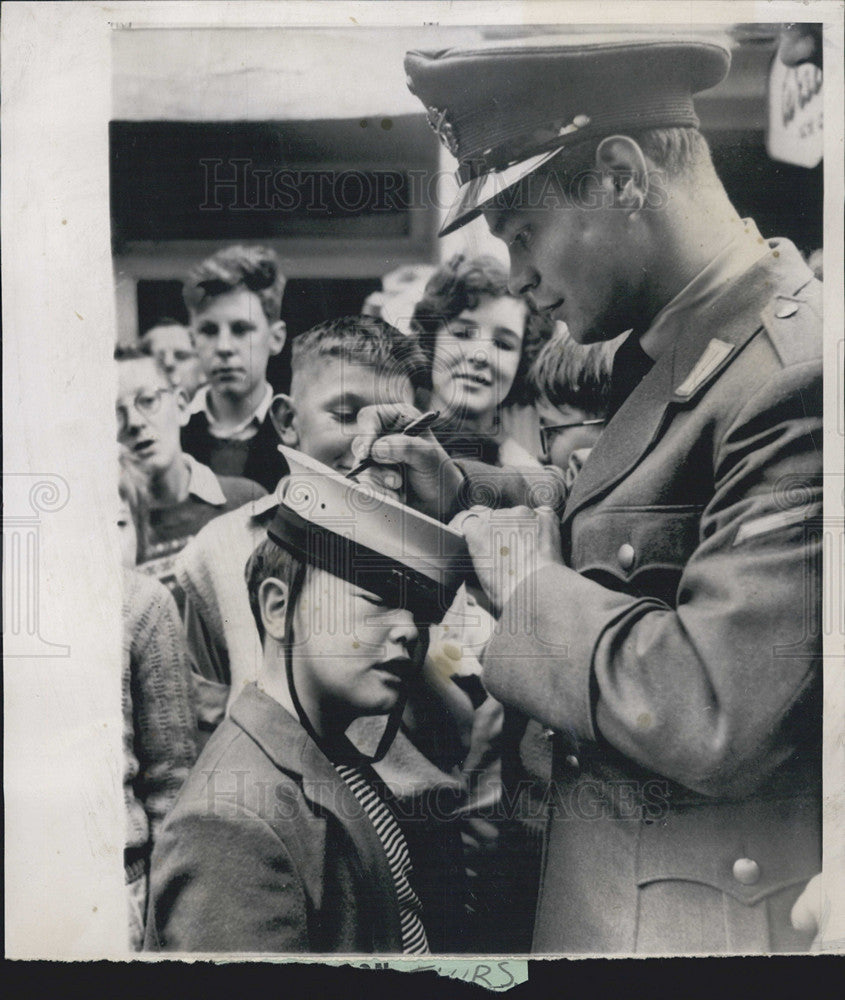 1961 Press Photo Anthony Perkins has his hat signed by a Walter Hibbelen, German - Historic Images