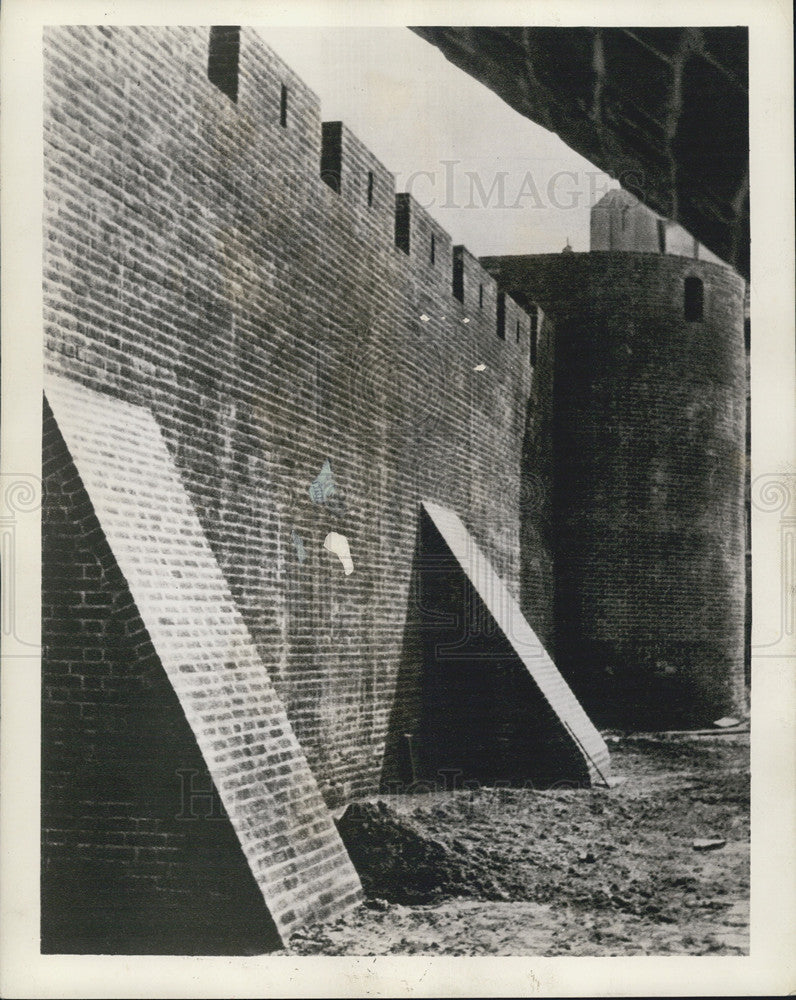 1944 Press Photo Defense Walls Of Warsaw, Poland - Historic Images