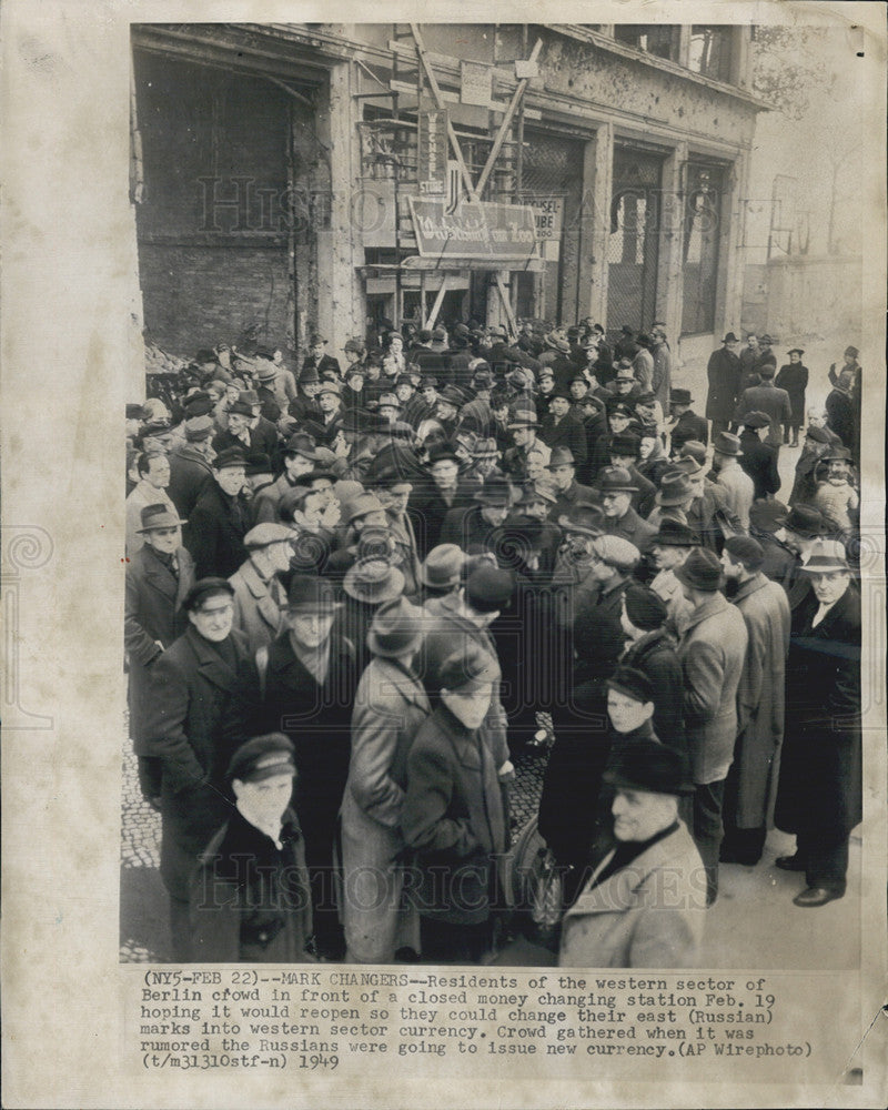 1949 Press Photo Western Sector Berlin Crowd Germany Money Changing Station - Historic Images