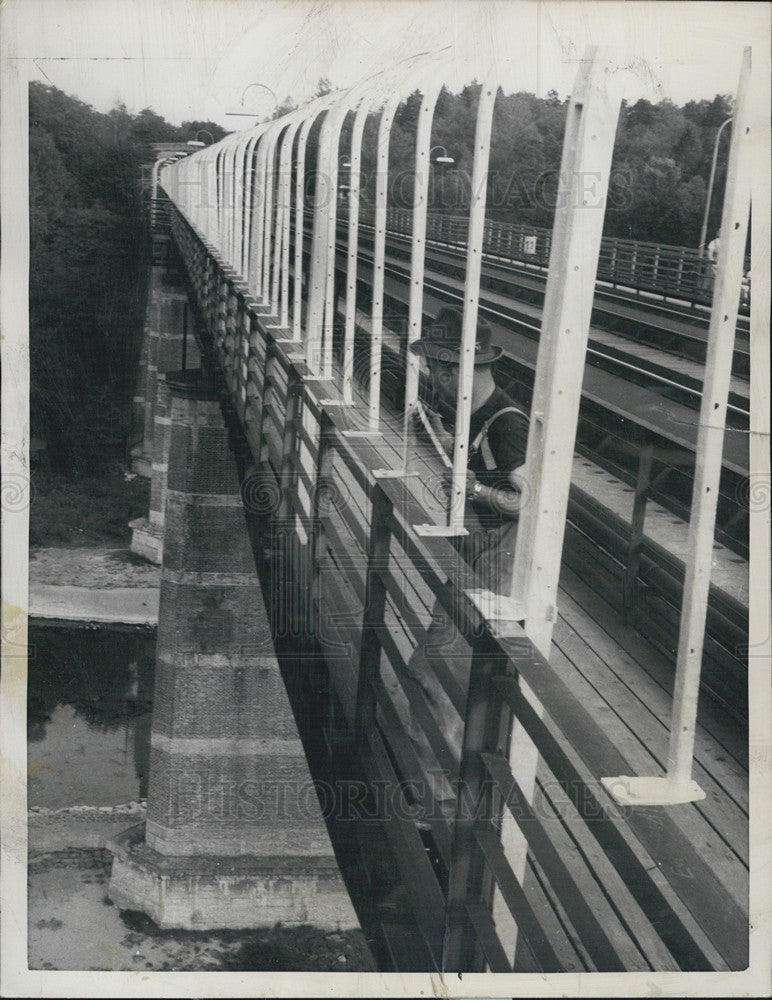 1958 Press Photo Wire fence prevents suicide lea[s from Grosshesselohe. - Historic Images