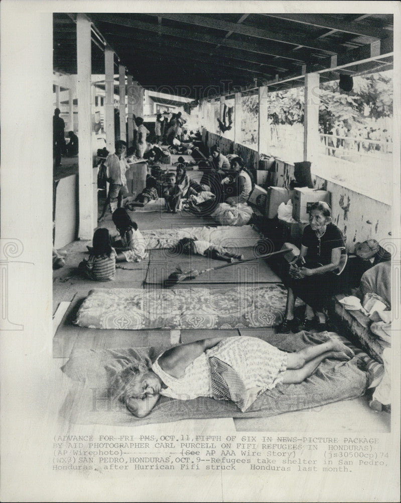 1974 Press Photo Refugees Shelter San Pedro Honduras Hurricane Fifi Disaster - Historic Images