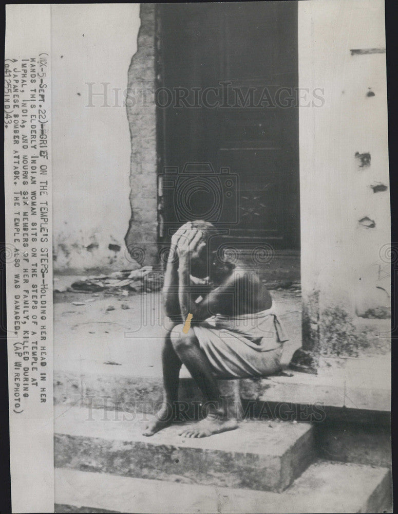 1943 Press Photo Elderly Indian Temple Imphal India Mourns Japanese Bombing - Historic Images
