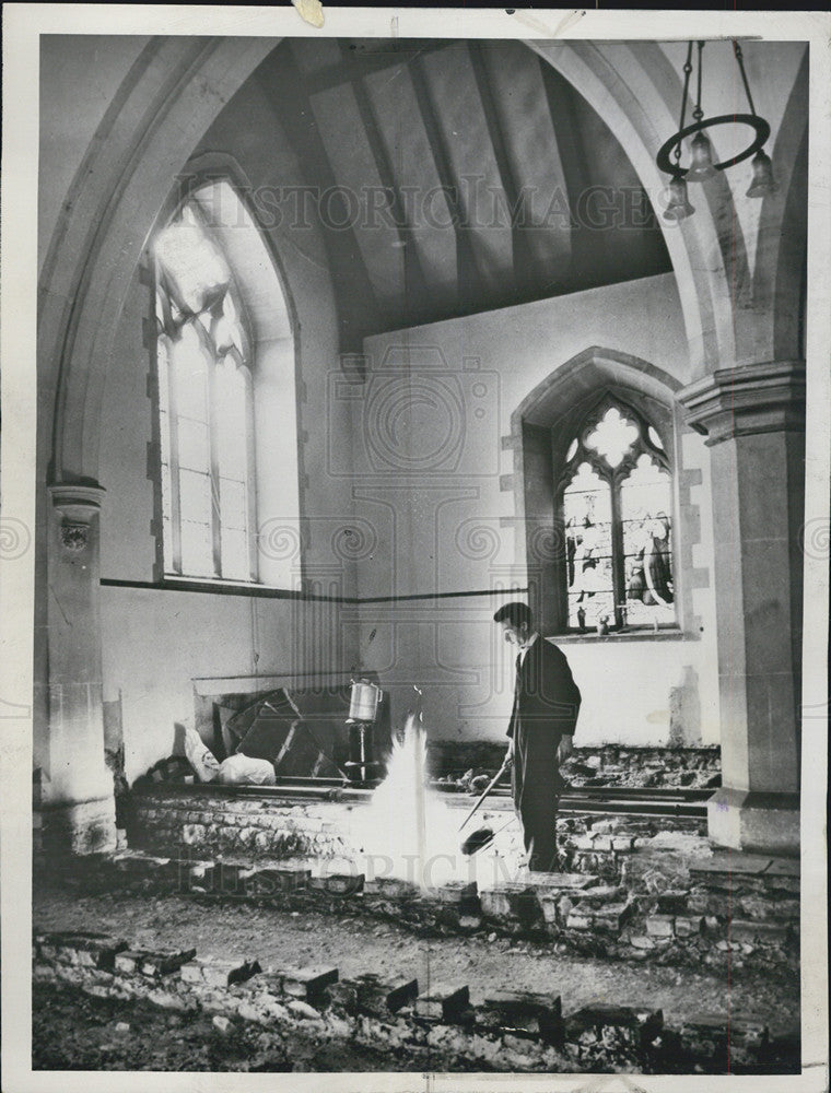 1961 Press Photo Flamethrower Light Up Hallowed Precincts Church Haolow, England - Historic Images