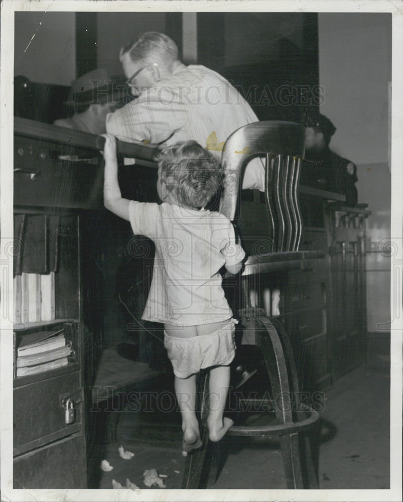 1958 Press Photo Carl Marts, 3, left home twice in one night. Police waiting mom - Historic Images