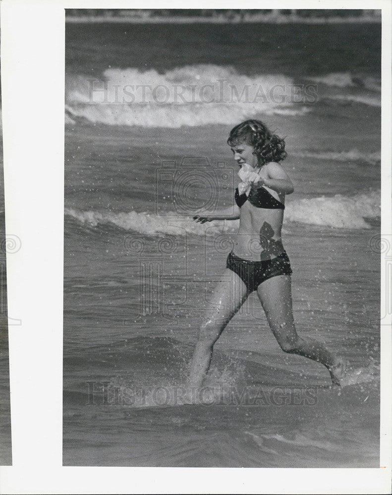 1981 Press Photo a girl braving the cold at Pass-a-Grille Beach, Florida - Historic Images