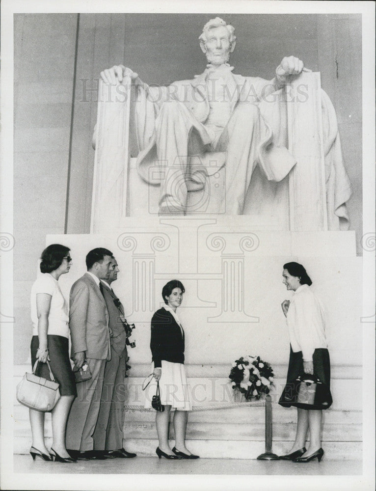 1965 Press Photo of tourists at the Lincoln statue in Washington D.C. - Historic Images