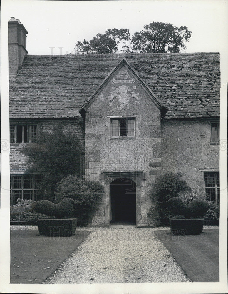 1944 Press Photo of the front of Sulgrave Manor in England (George Washington) - Historic Images