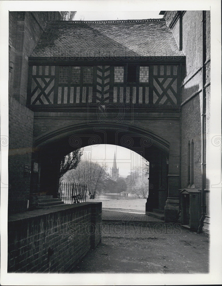 1944 Press Photo of the Tudor arch framing Shakespeare&#39;s church, Stratford UK - Historic Images