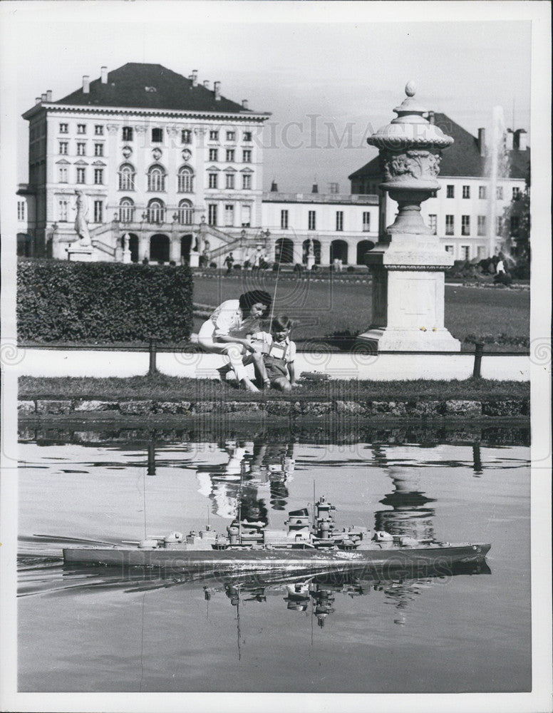 1956 Press Photo Sailing a boat in the pond at Nymphenburg Castle Park, Munich G - Historic Images