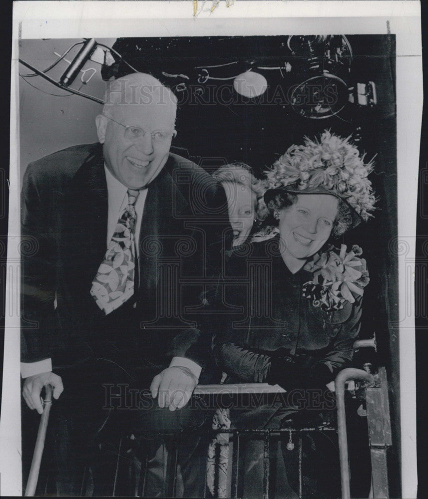 1948 Press Photo California Gov Earl Warren VP Candidate with Daughter Virginia - Historic Images