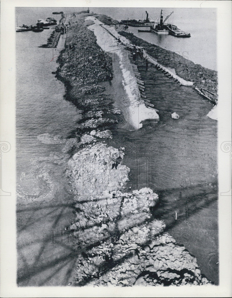 1945 Press Photo Man made barrier - Historic Images