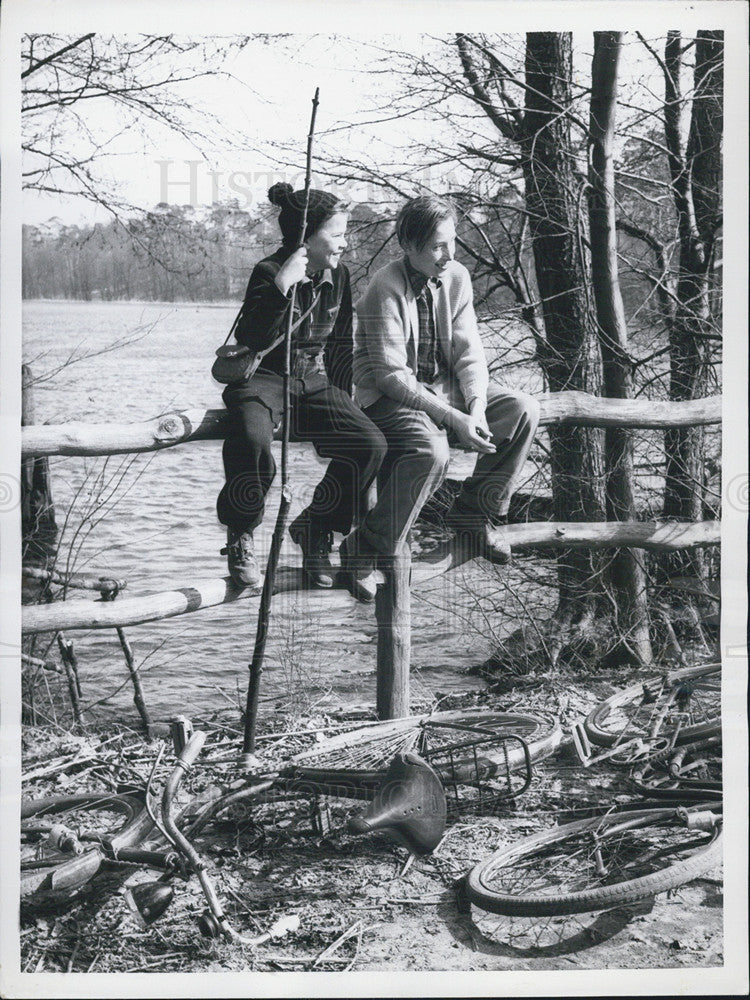 1956 Press Photo Children from Berlin Enjoy the Outdoors by City Lake - Historic Images