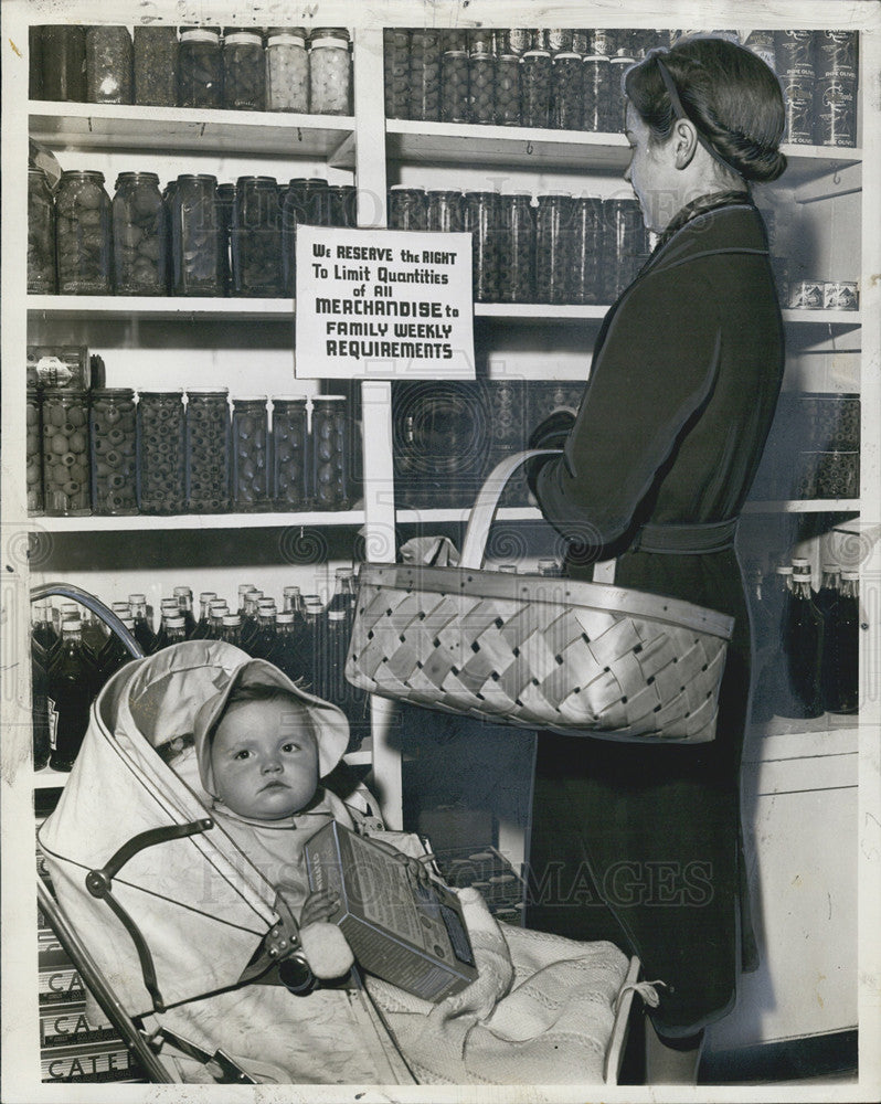 1939 Press Photo Mrs. B.F. Smith 15 month old Naomi Toronto Canada merchandise - Historic Images